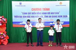 Bộ tư lệnh Vùng Cảnh sát biển 4 đồng hành với ngư dân tại đặc khu Kiên Hải