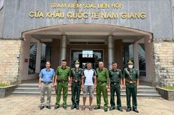 Vận động đối tượng bị truy nã từ Lào về Việt Nam đầu thú