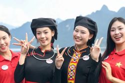 Thí sinh Hoa hậu Việt Nam 2026 diện trang phục dân tộc, khám phá hồ Na Hang