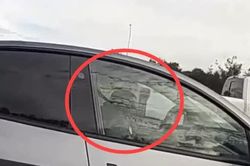 Điều gì xảy ra với một người ngủ gật khi xe đang chạy vận tốc 97km/h?