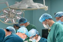 Bàn tay bị thang máy nghiền ép, ngón vẫn dính nhưng đã mất dòng máu