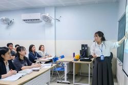 Học ngoại ngữ sau giờ làm: Cánh cửa thăng tiến cho người lao động