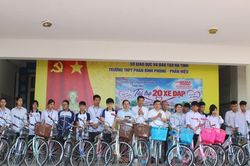 Báo GD&TĐ trao xe đạp, tiếp sức học sinh khó khăn Hà Tĩnh đến trường