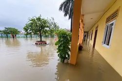 Nhiều tuyến đường tại Thanh Hóa, Nghệ An ngập, tắc