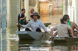 Đường biến thành sông, 'bến thuyền' xuất hiện giữa ngoại thành Hà Nội