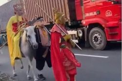 Sự thật về nhóm người hóa trang Tây Du Ký cưỡi ngựa giữa đường ở TPHCM