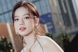 Lê Hạ Anh sau phim 700 tỷ được săn đón, ngày càng gợi cảm và không vội kết hôn