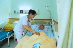 Dùng nước chanh chữa bệnh, người đàn ông hôn mê trong chuyến du lịch