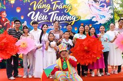Hàng trăm bệnh nhi thích thú đón trung thu sớm tại bệnh viện
