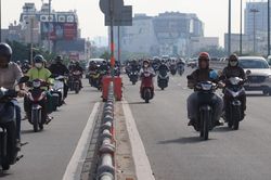 TPHCM đổi phân làn cầu Bình Lợi, xe máy vẫn nối nhau lấn làn ôtô