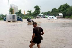Đại lộ Thăng Long ngập sâu, cấm phương tiện qua đoạn đường gom dài 2km