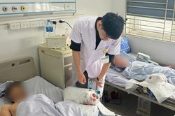 Nam xe ôm bị thang máy nghiền nát bàn tay