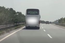 Chạy 'rùa bò' bám làn trái cao tốc, tài xế ô tô bị CSGT ghi hình xử phạt