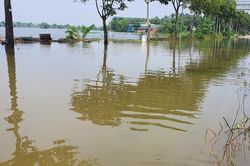 Đường gom đại lộ Thăng Long ngập sâu, xe máy rẽ sóng qua 'biển nước'