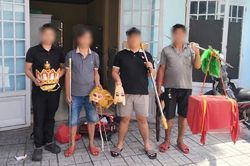 Công an làm việc với 4 người hóa trang 'thầy trò Đường Tăng' đi bộ trong làn ô tô