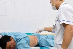 Cứu người đàn ông điện giật, ngã từ độ cao gần 4m, chấn thương cột sống nặng