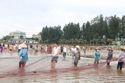 Hải Tiến 'lạ hóa' du lịch bằng nghề kéo rùng truyền thống