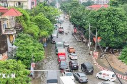Hà Nội phân luồng giao thông qua các vị trí ngập úng ở xã Hạ Bằng, Hòa Lạc