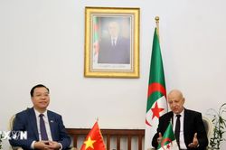 Đại sứ Vũ Duy Long chào xã giao Tổng Bí thư Đảng Mặt trận Giải phóng Dân tộc Algeria