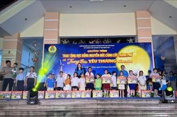 Trao học bổng Nguyễn Đức Cảnh và quà Trung thu cho con người lao động