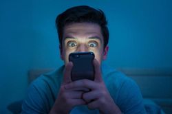 Nhìn màn hình lâu chưa nguy hiểm bằng thói quen sử dụng smartphone kiểu này