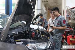 Gara ô tô quá tải sau mưa lớn và lời cảnh báo 'đắt giá' từ thợ sửa xe