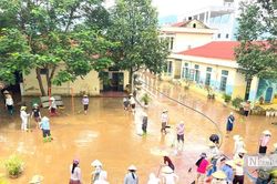 Giáo viên mầm non ở lại trường, đội đèn dọn vệ sinh sau lũ đón trẻ