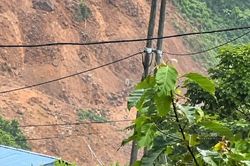 Nghệ An di dời khẩn cấp 38 hộ dân trước nguy cơ sạt lở núi Pù Nứa Bàn