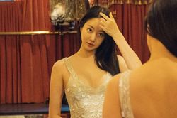 Kim Sa Rang gây xôn xao với loạt ảnh thử váy cưới ở New York