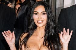 Kim Kardashian khoe dáng trong đầm da độc bản