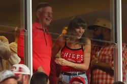 Taylor Swift gây chú ý khi diện áo chỉ hơn 1 triệu đồng của bạn thân để cổ vũ chồng
