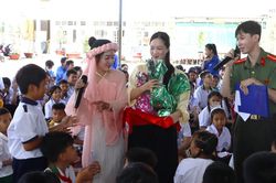 Cà Mau: Trao 100 phần quà Trung thu cho học sinh khó khăn