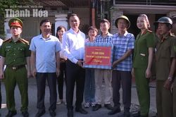 Chủ tịch UBND tỉnh Tô Anh Dũng thăm, động viên các tổ công tác thực hiện cao điểm lập lại trật tự đô thị tại phường Hạc Thành
