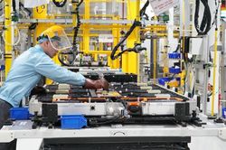 Xe nhập khẩu CBU lấn sân xe lắp ráp CKD: Bài toán nội địa hóa và sức ép bảo hộ sản xuất
