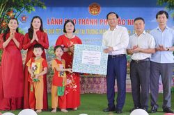 Phó Chủ tịch UBND thành phố Bắc Ninh Phạm Văn Thịnh tặng quà Tết Trung thu cho trẻ em Trường Mầm non Bồng Lai