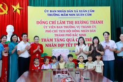 Phó Chủ tịch HĐND thành phố Lâm Thị Hương Thành tặng quà Trung thu học sinh Trường Mầm non Xuân Cẩm