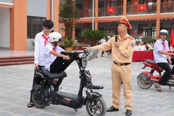 Phổ biến pháp luật an toàn giao thông cho học sinh