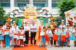 Trao 100 phần quà trung thu cho trẻ em có hoàn cảnh khó khăn