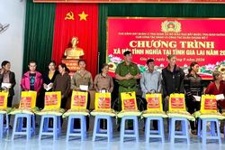 Trao 40 phần quà cho người dân, học sinh xã Ayun