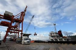 Xuất nhập khẩu Việt Nam vượt 825 tỷ USD, vì sao nhập siêu tăng nhanh?