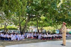 Công an phường Cam Ranh phối hợp tuyên truyền, hướng dẫn về lái xe an toàn cho học sinh