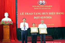 Đảng ủy xã Gia Vân tổ chức Lễ trao tặng Huy hiệu Đảng cho đảng viên