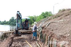 Khắc phục kịp thời sự cố sạt trượt đê tả sông Đáy tại phường Phù Vân