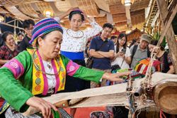 Theo sợi lanh xuống phố
