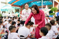 Phó Chủ tịch HĐND tỉnh Trần Thị Lộc vui Tết Trung thu cùng học sinh Trường Tiểu học Bình Thành