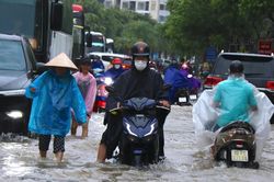 Đại lộ Thăng Long ngập sâu 1m, cấm phương tiện qua nhiều điểm