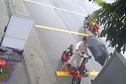 Cầm ô đi xe máy điện, cô gái lao thẳng vào đuôi xe tải
