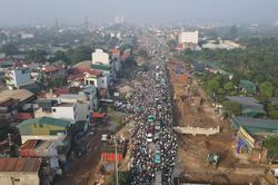 Hà Nội: Quốc lộ 6 ùn tắc nhiều km, người dân mệt mỏi quay đầu