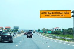 Bộ Xây dựng yêu cầu đưa tình huống khoảng cách an toàn trên cao tốc vào đào tạo lái xe