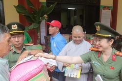Công an Đồng Tháp tổ chức khám bệnh, tặng quà cho người dân